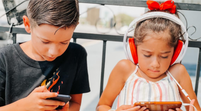6 Reasons My Kids Get to Use Their Devices When We Eat Out