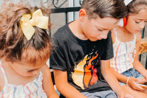 6 Reasons why I let my kids use their devices when we eat out