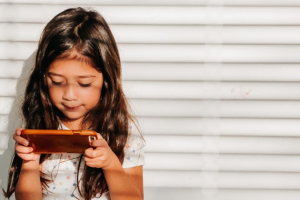 6 Reasons why I let my kids use their devices when we eat out