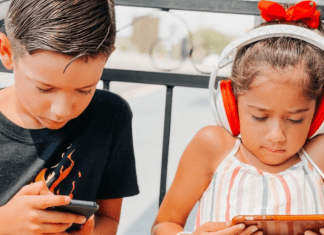 6 Reasons My Kids Get to Use Their Devices When We Eat Out 6 Reasons My Kids Get to Use Their Devices When We Eat Out