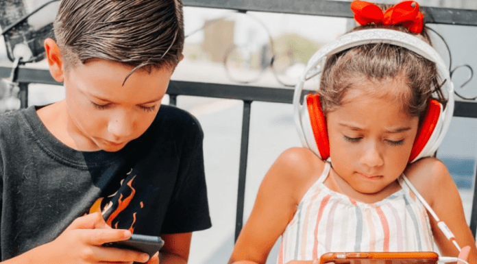 6 Reasons My Kids Get to Use Their Devices When We Eat Out 6 Reasons My Kids Get to Use Their Devices When We Eat Out